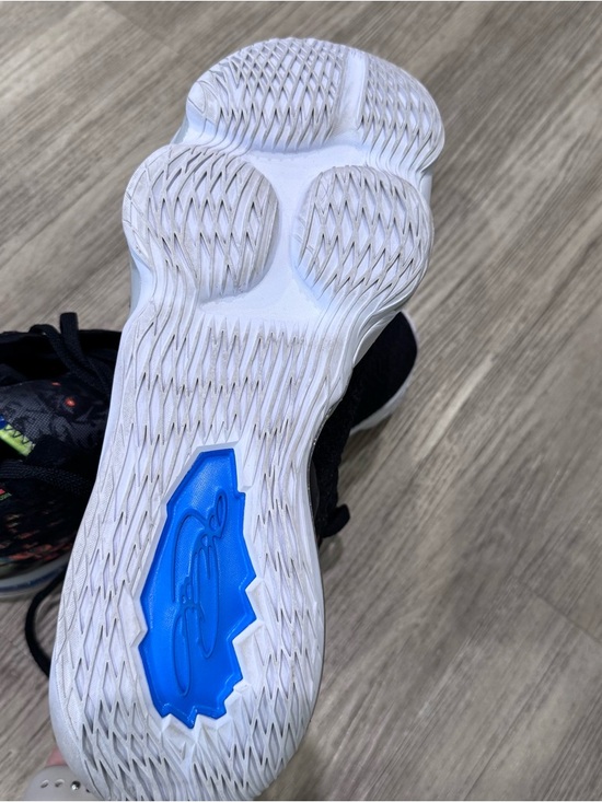 Nike LeBron 17 James Gang Sneakers - Picture 9 of 10